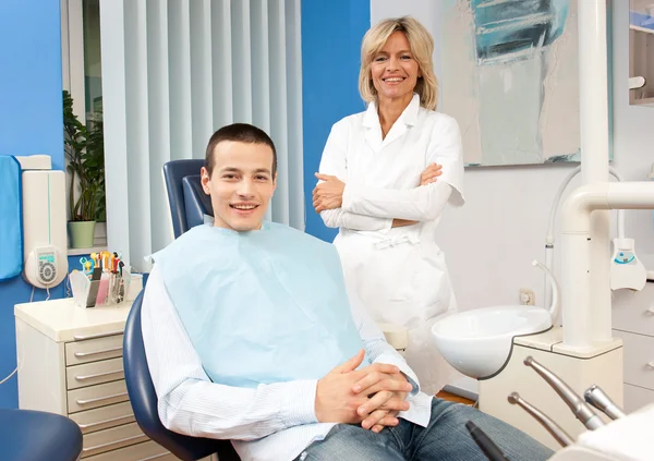 Kvinna tandläkare med manlig patient Stockfoto