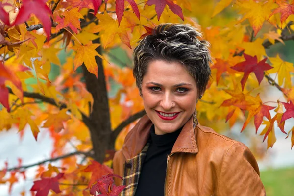 Mujer en el paisaje de otoño — Foto de Stock