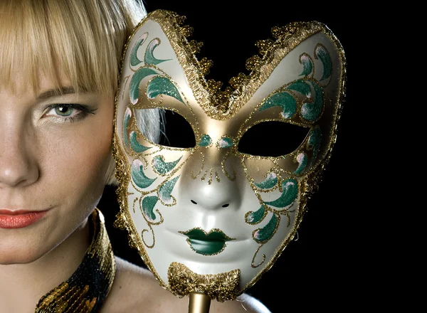 Vrouw gezicht met masker — Stockfoto