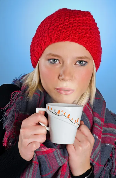 Γυναίκα με ένα φλυτζάνι τσάι — Φωτογραφία Αρχείου