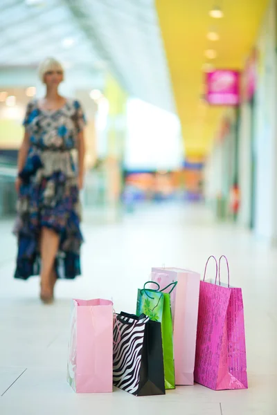 Sacos de compras na frente da mulher — Fotografia de Stock