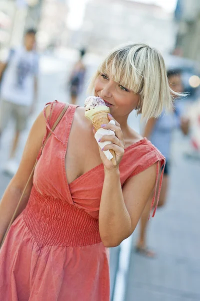 Frau mit Eis — Stockfoto