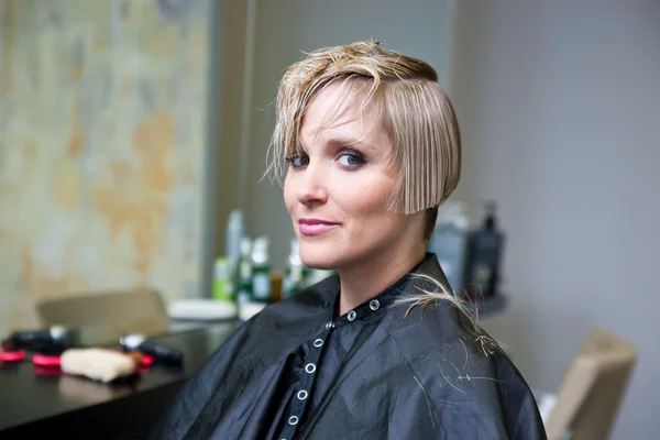 Femme dans le salon de coiffure — Photo