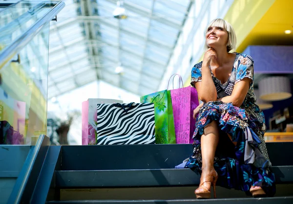 Vrouw in het winkelcentrum — Stockfoto