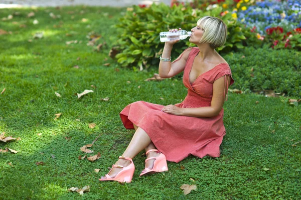 Woman drinks water — Stock Photo, Image
