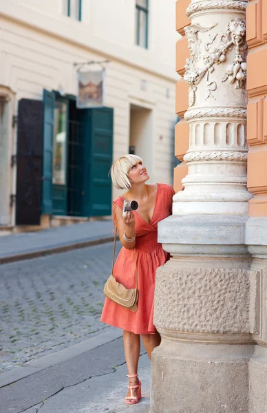 Donna con macchina fotografica per strada — Foto Stock