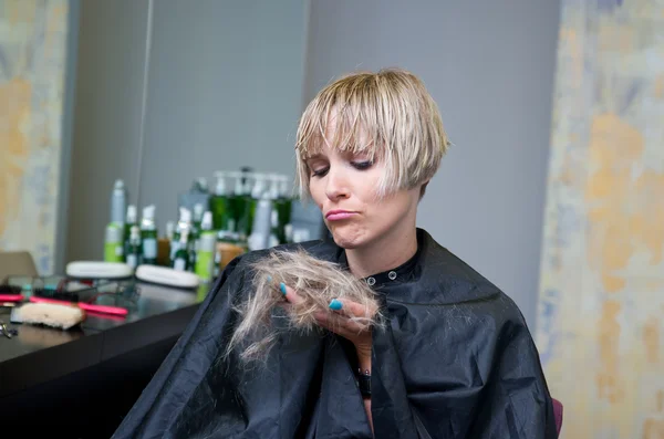Mujer en peluquería con pelo cortado — Foto de Stock