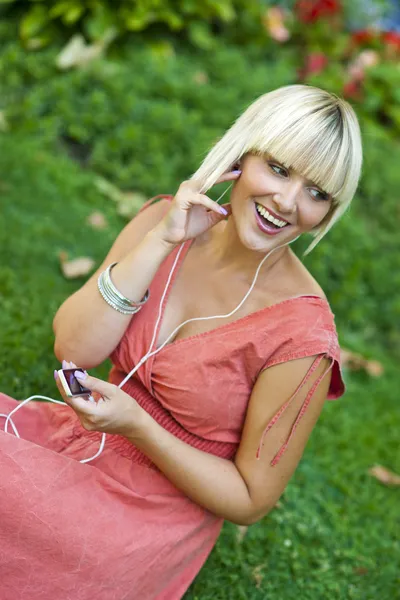 Mulher com leitor de MP3 — Fotografia de Stock