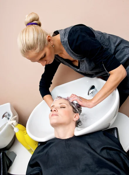 Stylist wassen vrouw haar — Stockfoto