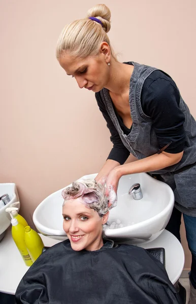 Stilista lavaggio capelli donna — Foto Stock