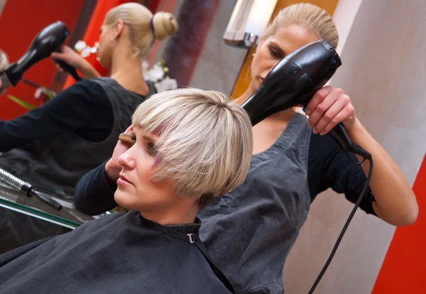 Stylist drogen vrouw haar Rechtenvrije Stockfoto's