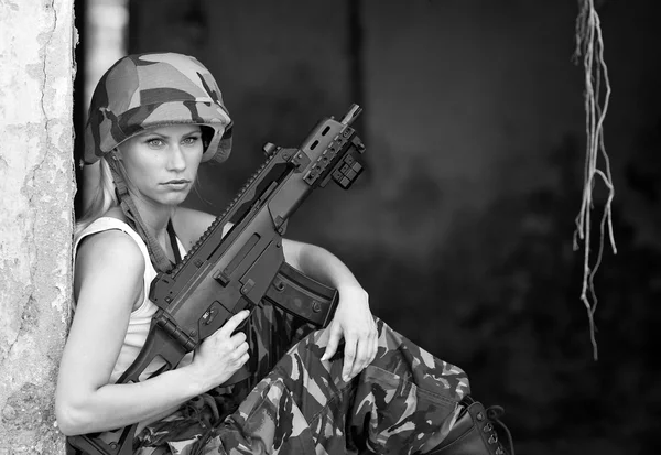 Chica del ejército con rifle — Foto de Stock