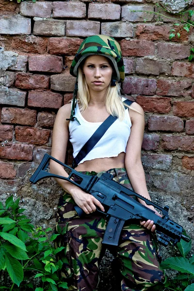 Chica del ejército con rifle — Foto de Stock