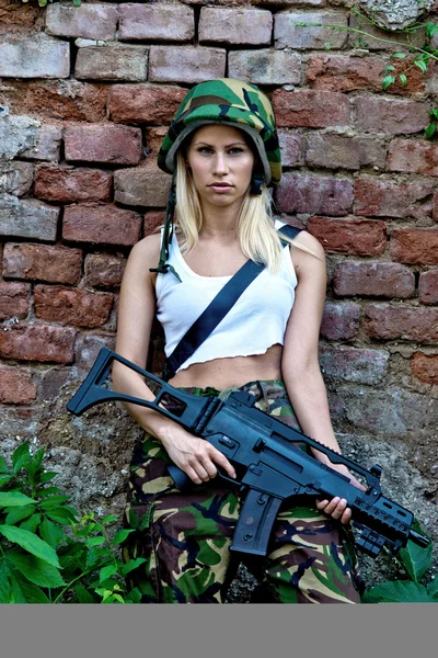 Армійська дівчина з рушницею — стокове фото