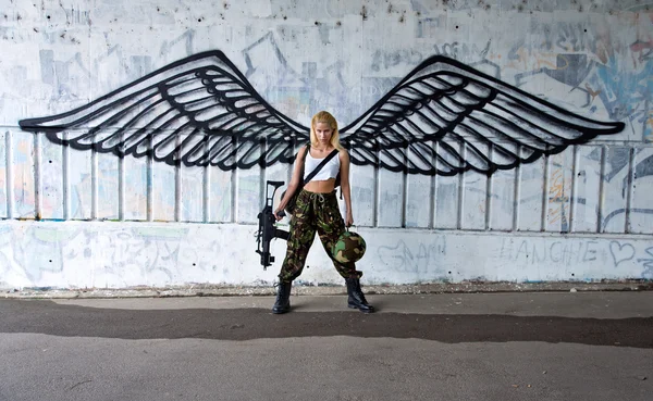 Στρατός κορίτσι με τουφέκι με φτερά αγγέλου Εικόνα Αρχείου