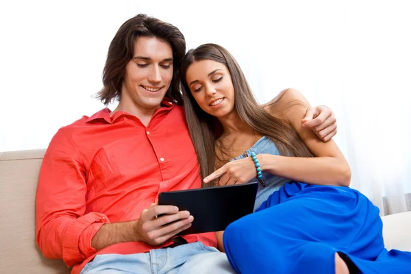 Jovem casal com tablet — Fotografia de Stock