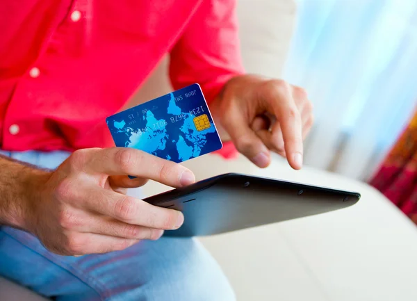 Mann reicht Kreditkarte und Tablet — Stockfoto