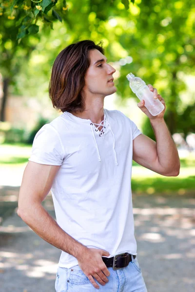 Homem bebe água da garrafa Fotos De Bancos De Imagens