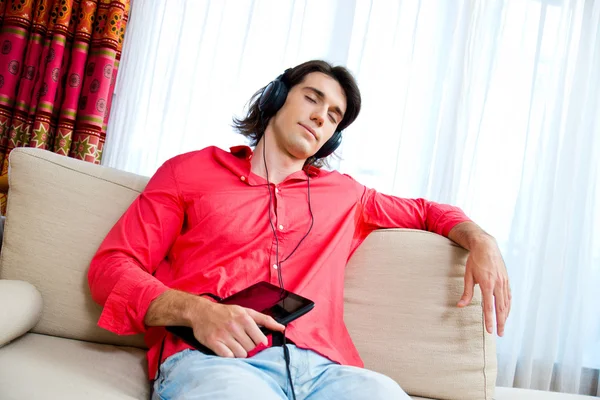 Uomo con tablet ascoltare musica Foto Stock Royalty Free