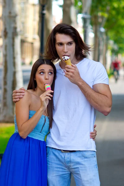 Pareja joven con helados — Foto de Stock