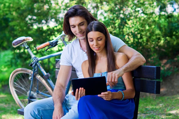 Jeune couple avec tablette — Photo