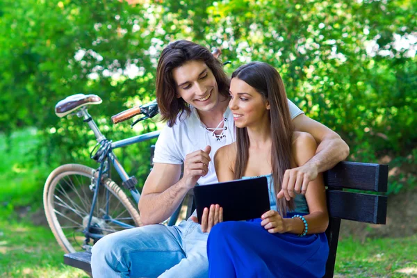 Pareja joven en el banco del parque —  Fotos de Stock