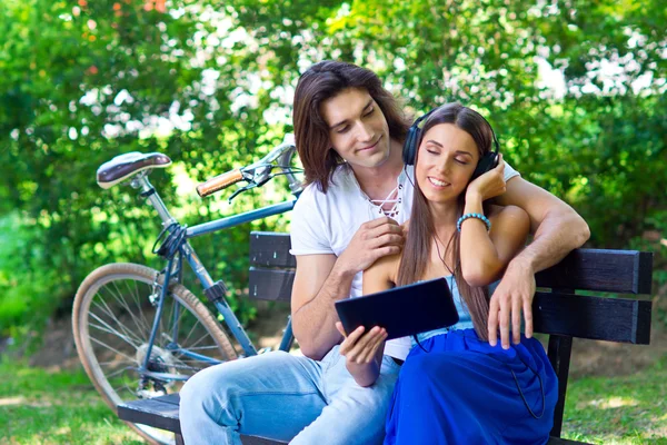 Jeune couple sur le banc du parc — Photo