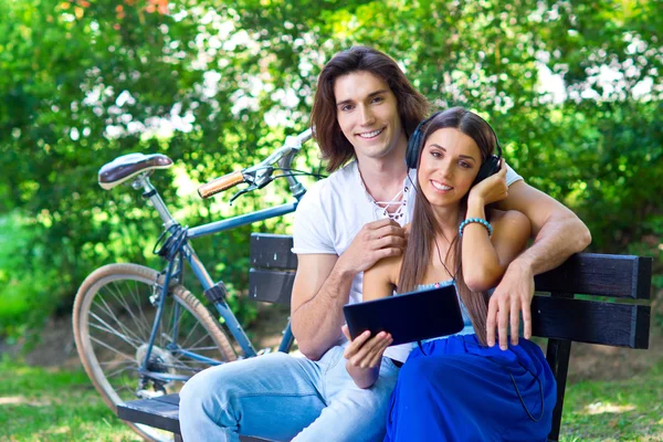 Pareja joven en el banco del parque — Foto de Stock