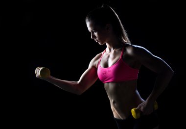 kadın atlet ağırlıkları ile