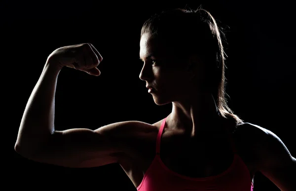 Mujer atleta mostrando bíceps —  Fotos de Stock