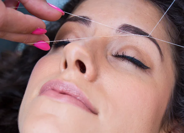 Mujer en facial depilación procedimiento de roscado — Foto de Stock