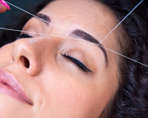 женщина на удалении волос на лице процедура резьбы
