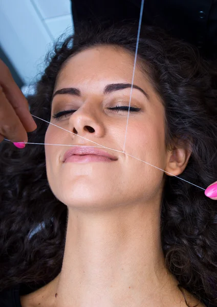 Wanita pada wajah prosedur hair removal threading — Stok Foto