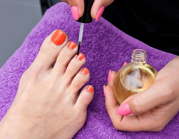 Femme pied vernis à ongles dans le salon — Photo