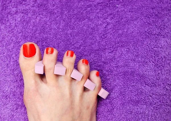 Woman foot nail polishing in salon — Stock Photo, Image