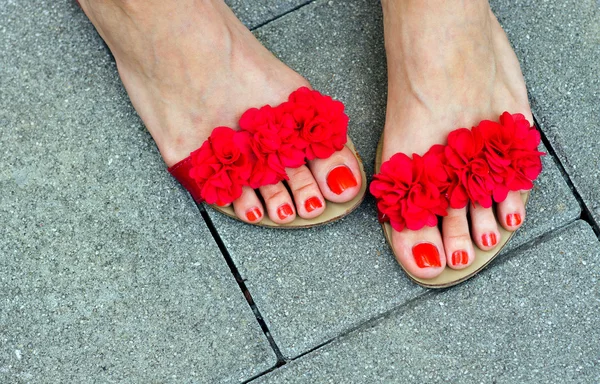 Mujer pies en sandalias — Foto de Stock