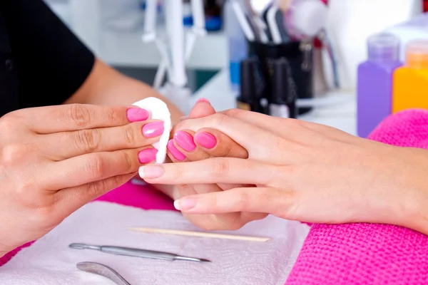 Mão mulher na manicure — Fotografia de Stock