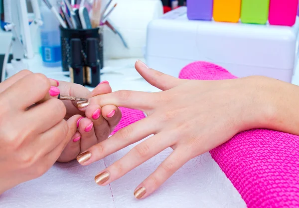 Polimento de unhas no salão de manicure — Fotografia de Stock