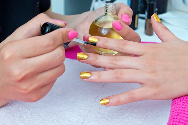 Mano de mujer en la manicura — Foto de Stock