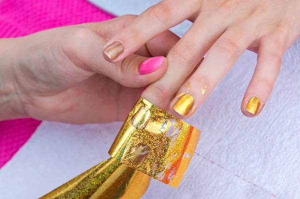 Mano de mujer en la manicura —  Fotos de Stock