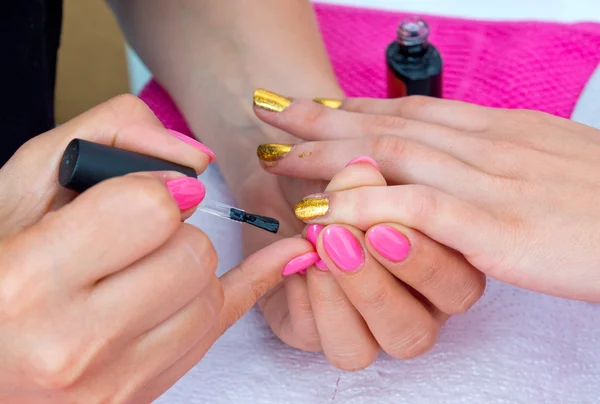 Mano de mujer en la manicura — Foto de Stock