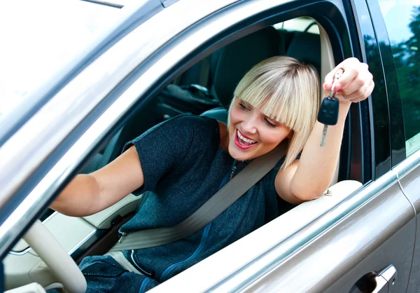 Mulher motorista com chave de carro — Fotografia de Stock