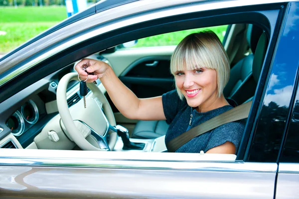 Женщина водитель с ключом от машины — стоковое фото
