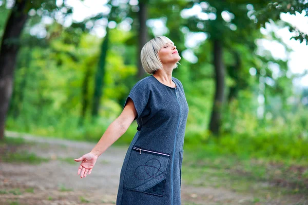 Aantrekkelijke vrouw ademhaling en ontspanning — Stockfoto