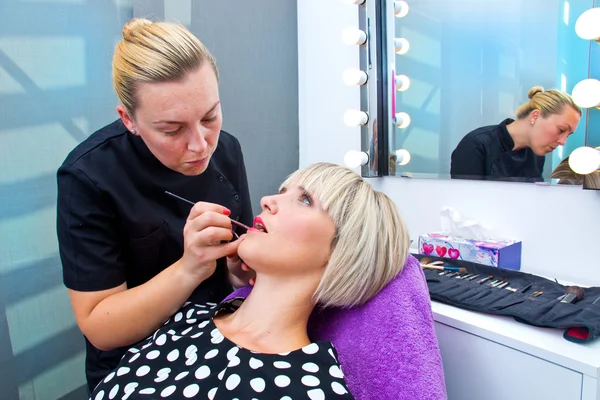 Maskenbildner arbeitet an Modell — Stockfoto