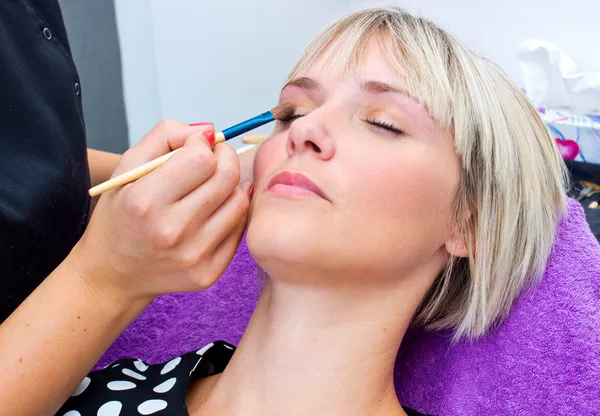 Maquillar artista trabajando en modelo — Foto de Stock
