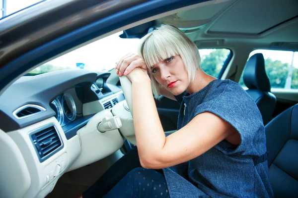 Mulher triste em seu carro — Fotografia de Stock