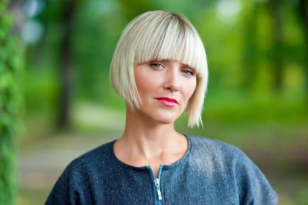 Aantrekkelijke vrouw schoonheid portret buiten — Stockfoto