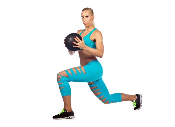 Uygun kadın egzersiz sağlık topu ile — Stok fotoğraf