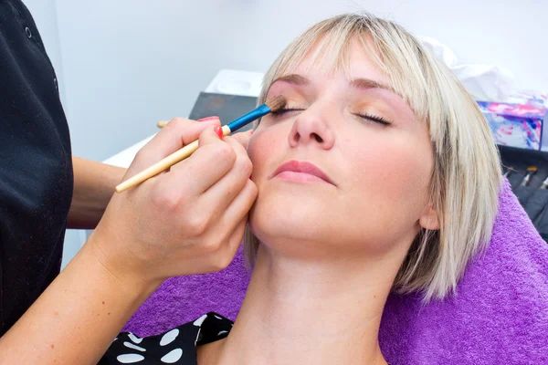 Maquillar artista trabajando en modelo Imagen de stock